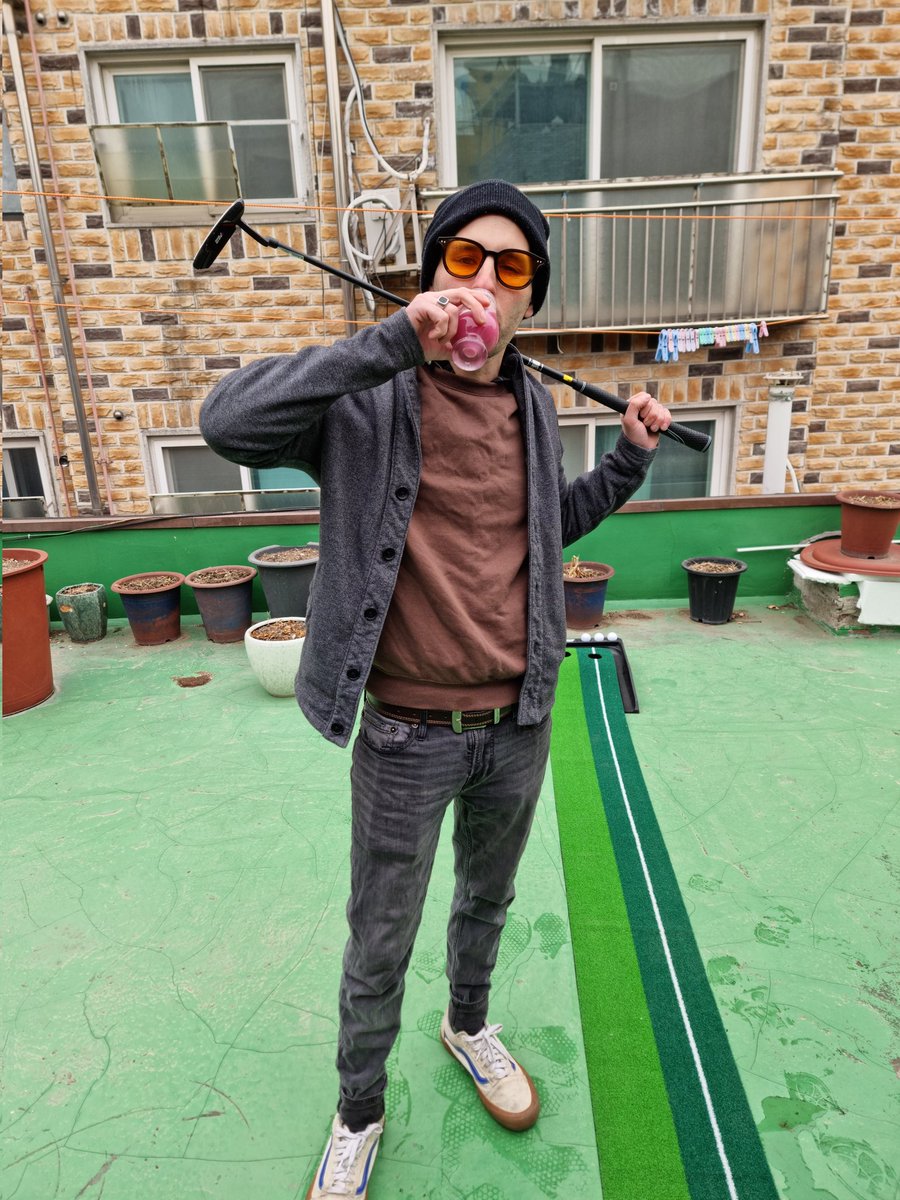 SofaJulian's tweet photo. Putt putt on my rooftop top https://t.co/9qJGwJ9Tfr