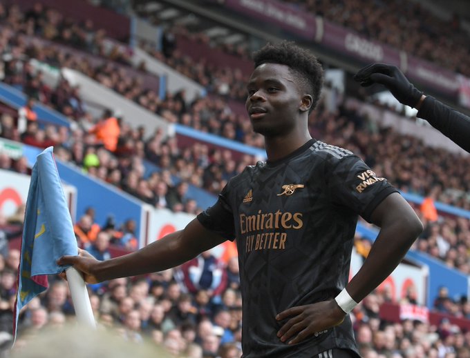 Bukayo Saka celebrates by the corner flag after equalising at Aston Villa