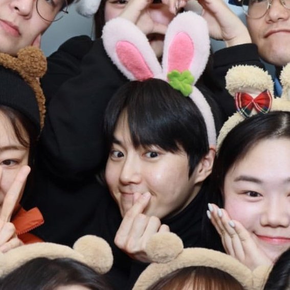 SUHOLOOK's tweet photo. Cutie pie! 🐰🤍 #Suho #수호 https://t.co/D08T44kqn9