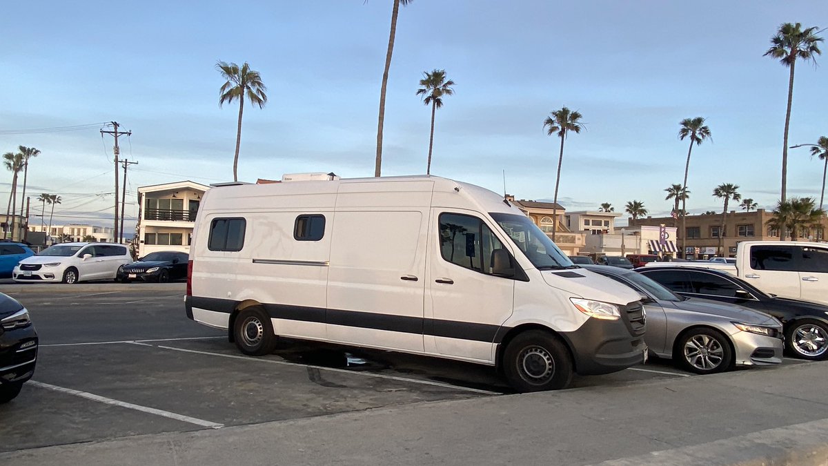 ArtistHanmo's tweet image. 历时半年，我用自己的双手，把一辆Benz Sprinter Van打造成了精装全功能房车，可进房车营地亦可随处露营，今首游驻车海滩😀。
观落日晚霞，宿渔人码头，枕山海入梦，听涛声而眠。

十点入睡，一夜无梦。凌晨四点起床，去买刚打捞上岸的海鲜，已经有十几个更疯狂的吃货在排队了😂