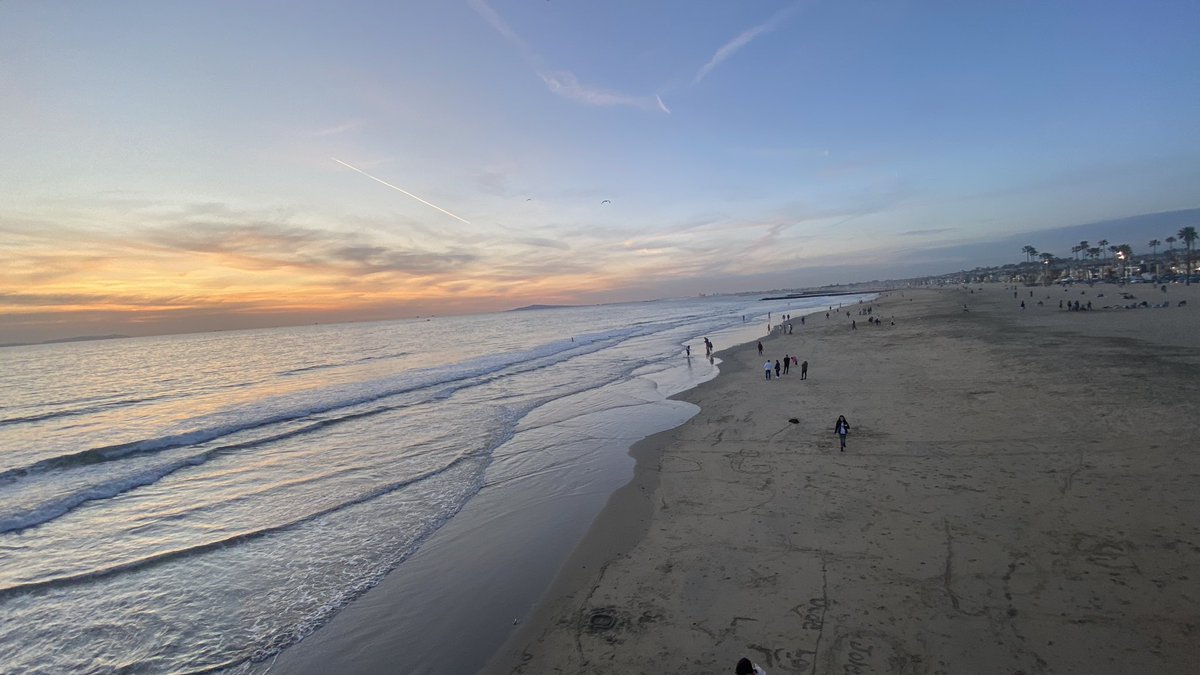 ArtistHanmo's tweet image. 历时半年，我用自己的双手，把一辆Benz Sprinter Van打造成了精装全功能房车，可进房车营地亦可随处露营，今首游驻车海滩😀。
观落日晚霞，宿渔人码头，枕山海入梦，听涛声而眠。

十点入睡，一夜无梦。凌晨四点起床，去买刚打捞上岸的海鲜，已经有十几个更疯狂的吃货在排队了😂