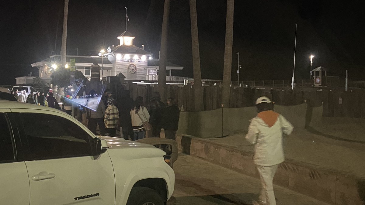 ArtistHanmo's tweet image. 历时半年，我用自己的双手，把一辆Benz Sprinter Van打造成了精装全功能房车，可进房车营地亦可随处露营，今首游驻车海滩😀。
观落日晚霞，宿渔人码头，枕山海入梦，听涛声而眠。

十点入睡，一夜无梦。凌晨四点起床，去买刚打捞上岸的海鲜，已经有十几个更疯狂的吃货在排队了😂