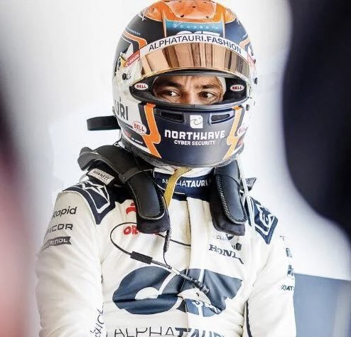 Ons logo lijkt wel perfect gemaakt voor deze plek op <a href="/nyckdevries/">Nyck de Vries</a> zijn helm… nog maar 2 weken en dan barst het weer los! #F1