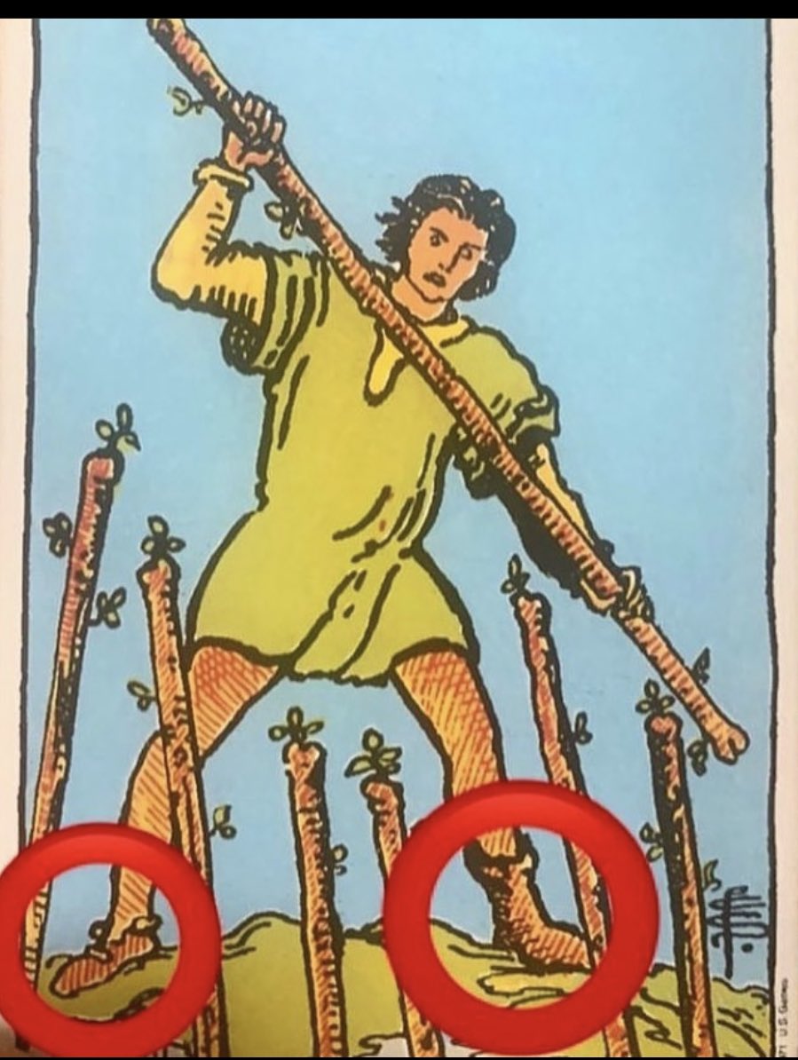 Değnek yedilisinin ayakkabı farklılığını daha önce fark etmiş miydinizz?