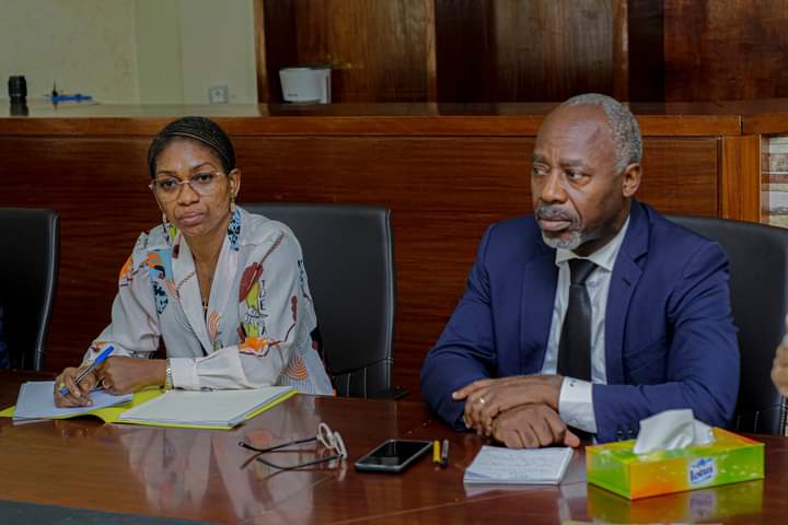 Facilitation d'accès à l'emploi : Mme le Ministre <a href="/BerreMadeleine/">Madeleine E. Berre</a> échange avec le Mouvement des diplômés universitaires chômeurs du #Gabon. Au menu : présentation des réformes initiées par le <a href="/GouvGabon/">Gouvernement Gabon</a> en matière d'emploi, pour faciliter leur #insertion_professionnelle.