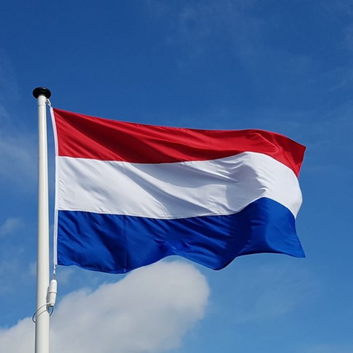 Op deze dag in 1937 werd bij Koninklijk Besluit vastgesteld dat de Nederlandse vlag uit rood, wit en blauw bestaat. Koningin Wilhelmina tekende op haar vakantie in Zell am See het kortste KB ooit: "De kleuren van de vlag van het Koninkrijk der Nederlanden zijn rood, wit en blauw"