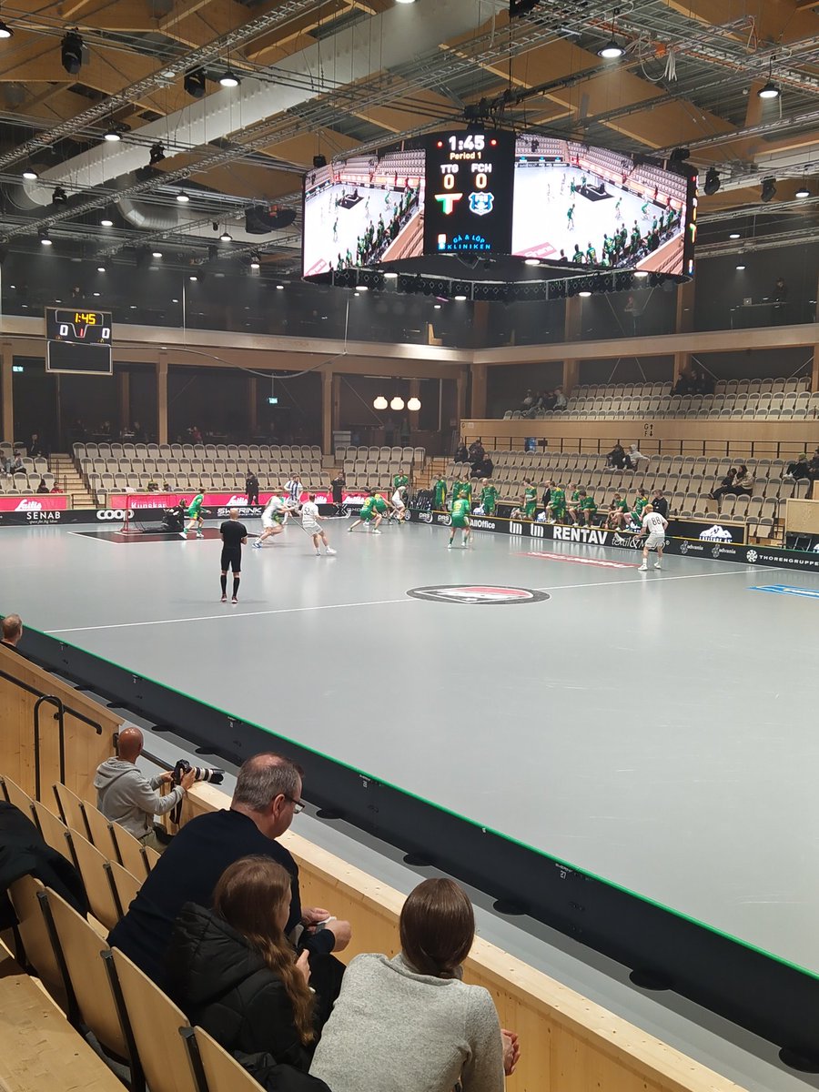 JackGlade's tweet photo. Tänään tällaista #salibandy'a, alkupalaksi #ssl -ottelu Thorengruppen - FC Helsingborg, illemmalla #ssldam -matsi Thorengruppen - Lund. Puitteet on kunnossa, myös pienen sisäpiirikierroksen perusteella. https://t.co/FFDrRCuygY