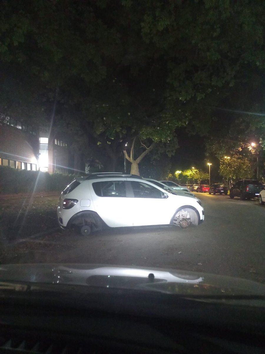Rosario. Anoche. Ciudad con autos que funcionan sin ruedas. Novedad tecnológica en la puerta del club Gimnasia y Esgrima.