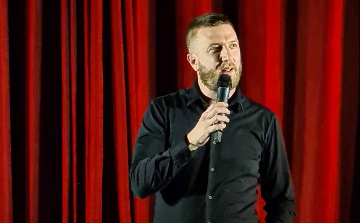 CPodgorica's tweet photo. Teatar u The Living Room-u na programu je do maja.
Do sada smo imali zadovoljstvo da uživamo u predstavi 'Žena koja je skuvala svog muža' i stand up show-u Srđana Olmana 'Šta nas je snašlo'. 

Novi nastupi su zakazani za mart! 

#cuepodgorica #cuehotels #theatre #standupcomedy https://t.co/dCAhr8h9qf