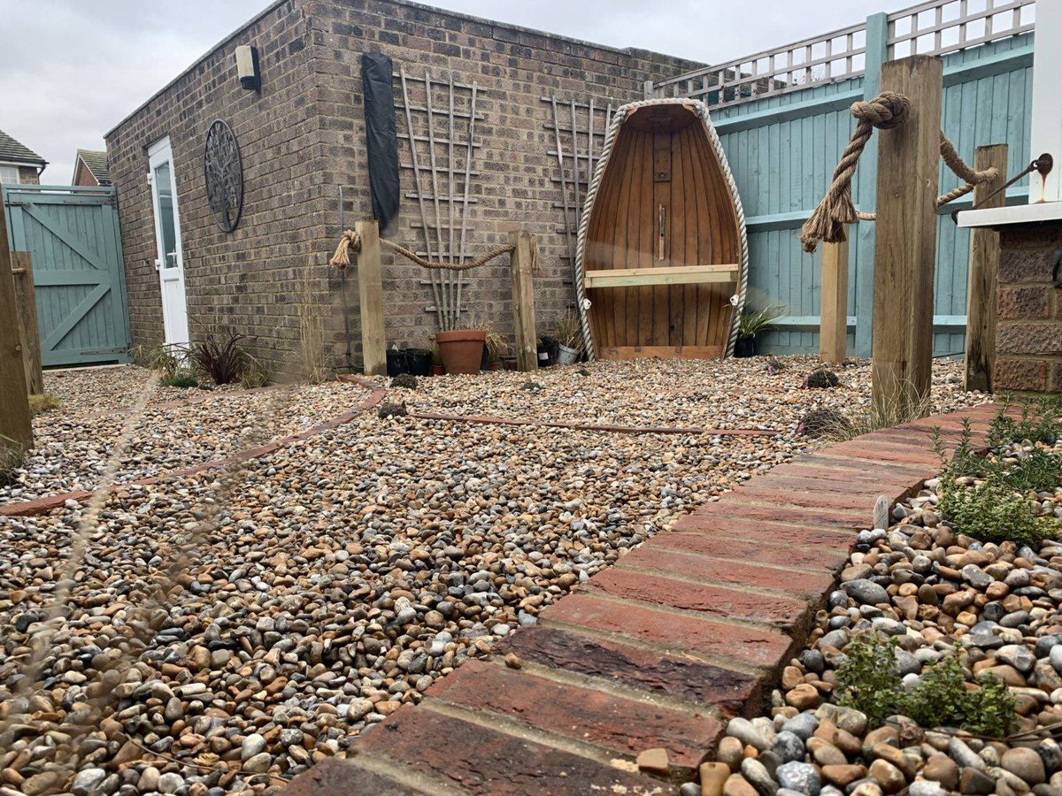 A boat as a perfect seat in a beach themed garden… check it out!

simplelifeltd.co.uk/a-beach-themed…

#gardendesign
#landscapedesign
#simplelife