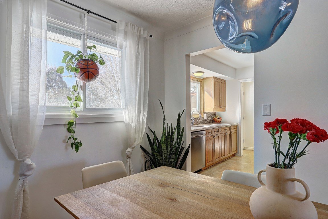 You're going to love this new listing! 2804 Myrtle Place,  situated only 4 minutes from the Wal-Mart-Superstore shopping, then view this listing. 2804 Myrtle Place, is a 3 bedroom, split level designed home that has been meticulously cared for. $499,000 #XBR #Brockville
