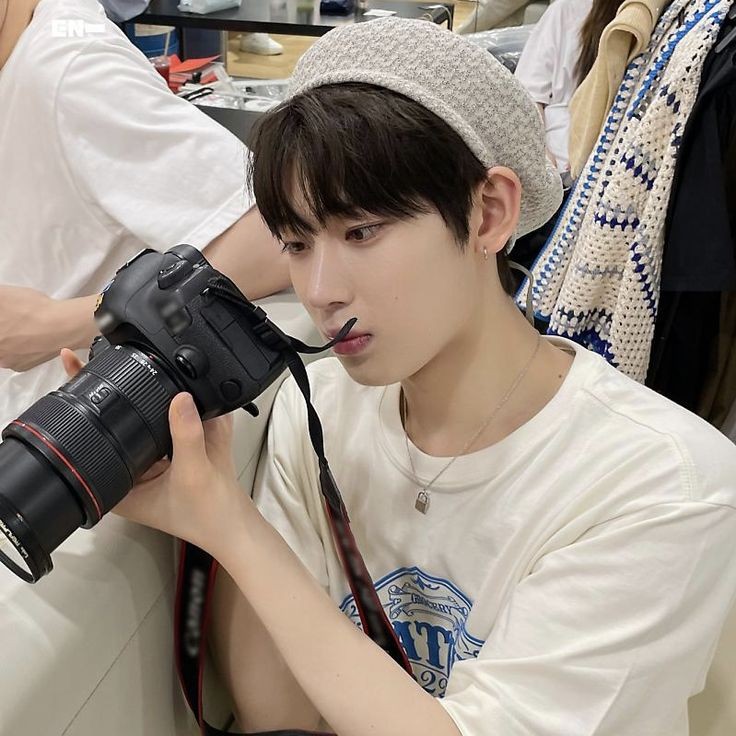 dianenwrites's tweet photo. — grab au

a #sunjake au wherein aya's (sn) friend booked a grab for him and he mistakenly entered the wrong car wherein jeromy yvez sumayo (sjy) was the grab driver who's attractively sitting at the driver's seat wearing his cap backwards https://t.co/pGPIcTD6wK