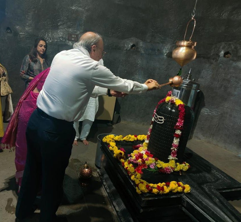 maheshguptakent's tweet image. Shiva is a principle (Tattva) from where everything has come, everything is sustained in it, and everything dissolves into it. Shiva is the space. It is consciousness.

Happy Mahashivratri to all of you!  May everyone get peace and fulfillment in your  life
#Kent #kühlstylishfans