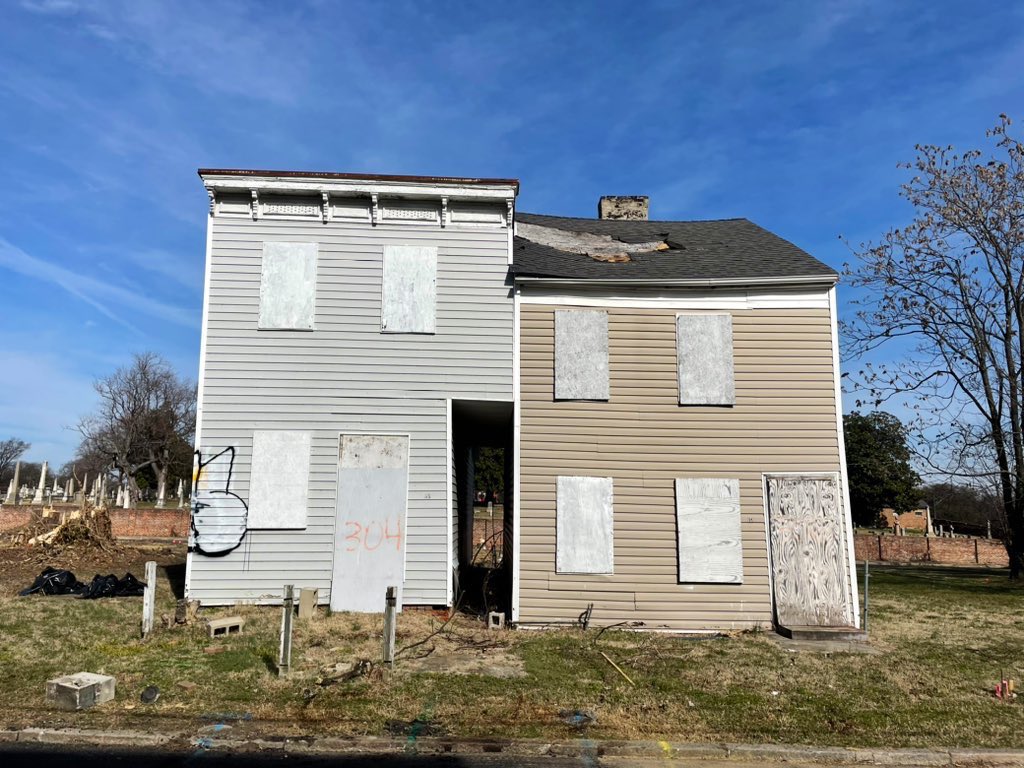 yitgordon's tweet photo. Before Interstates 95 and 64 plowed through Jackson Ward displacing thousands of Black people &amp; businesses, this was a vibrant community. Today, on the eastern edge of Gilpin you can still see the contours of the lives we deemed less valuable than suburbanites’ quick commutes. 🛣️ https://t.co/Xx5WlVt0V9
