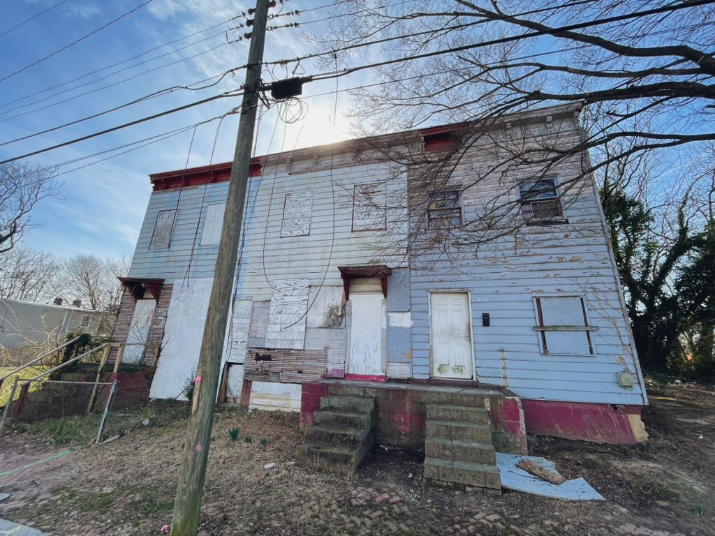 yitgordon's tweet photo. Before Interstates 95 and 64 plowed through Jackson Ward displacing thousands of Black people &amp; businesses, this was a vibrant community. Today, on the eastern edge of Gilpin you can still see the contours of the lives we deemed less valuable than suburbanites’ quick commutes. 🛣️ https://t.co/Xx5WlVt0V9