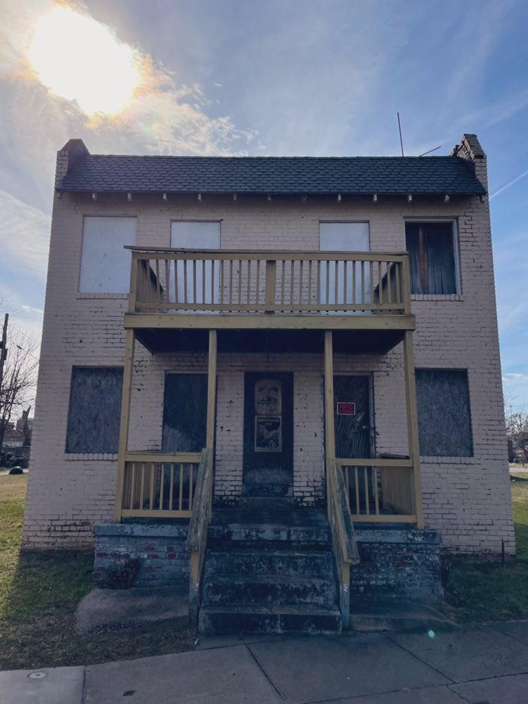 yitgordon's tweet photo. Before Interstates 95 and 64 plowed through Jackson Ward displacing thousands of Black people &amp; businesses, this was a vibrant community. Today, on the eastern edge of Gilpin you can still see the contours of the lives we deemed less valuable than suburbanites’ quick commutes. 🛣️ https://t.co/Xx5WlVt0V9
