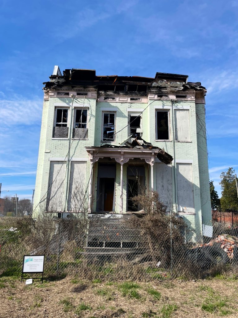 yitgordon's tweet photo. Before Interstates 95 and 64 plowed through Jackson Ward displacing thousands of Black people &amp; businesses, this was a vibrant community. Today, on the eastern edge of Gilpin you can still see the contours of the lives we deemed less valuable than suburbanites’ quick commutes. 🛣️ https://t.co/Xx5WlVt0V9