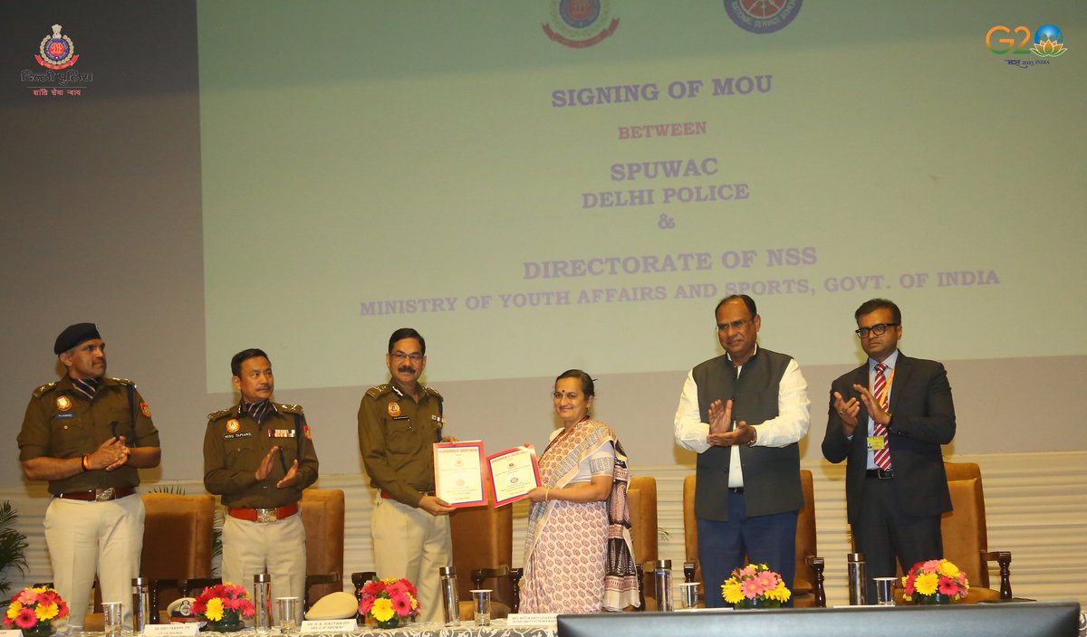 DelhiPolice's tweet photo. Self-defence wing of SPUWAC, Nanakpura organizes workshops in Delhi to empower girls/women. To better it, Delhi Police has entered into a MoU with @_NSSIndia today in presence of senior officials of MoYAS, Delhi Police &amp; among others. @YASMinistry @dcpspuwac https://t.co/JmGzgI7Z06