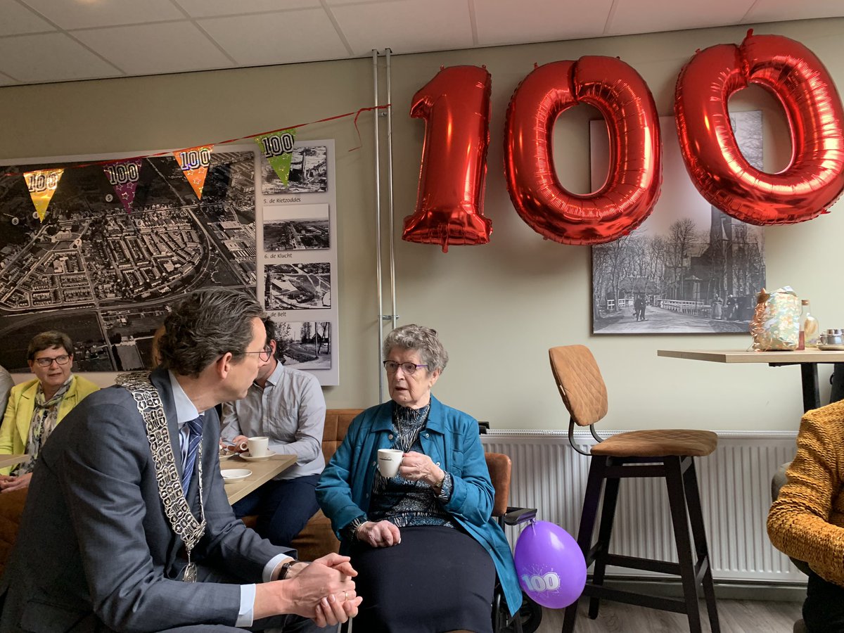 Feest! Mevrouw de Jong-Holtslag is vandaag 💯 jaar geworden. Samen met haar 3 kinderen, 7 kleinkinderen en 8 achterkleinkinderen wordt dit groots gevierd in het Noorddamcentrum <a href="/Gem_Amstelveen/">Gemeente Amstelveen</a>. Nogmaals van harte gefeliciteerd 💐