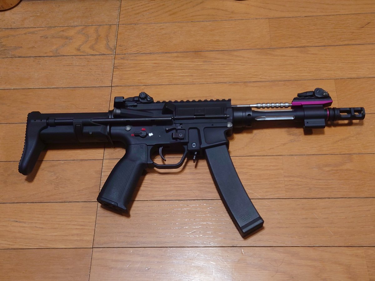 suzukigt73a's tweet photo. うちのMP5と少し被りますが
新しい子来ました
お尻に付属工具でぐりぐりして
初速落として90位にしました
96~98はヤバイので
＃束屋
＃QRFMOD1 https://t.co/HUXR6QpNe1