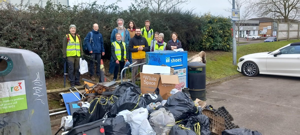 CavershamTidy's tweet image. Litter pick today focused on Rivermead &amp;amp; Richfield Avenue. So much gunk &amp;amp; debris in car park we concentrated on this. The drainage ditch was a complete state &amp;amp; we cleared as much of this as we could.

Our @ParkersCaversh trolley came in useful.

#keepcavershamtidy #rg4 #trashtag