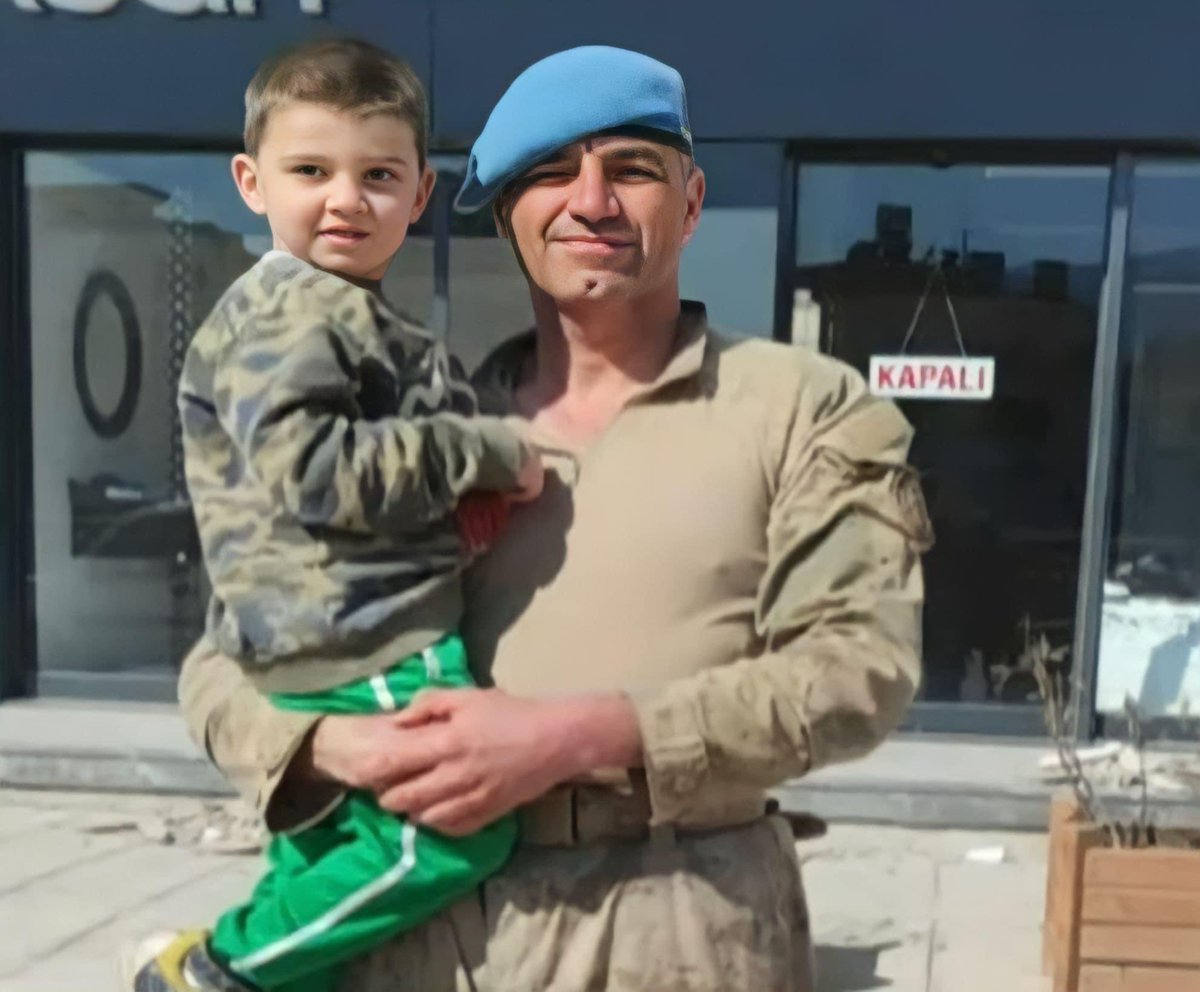 Adı Derman. 5 yaşında daha. Antakya da sokakta tek başına yürürken bulundu. Annem babam öIdü dedi. Kahraman Türk askeri sahip çıktı. Ardından Antakya sosyal hizmetler müdürlüğünde şu an da güvende. Yakınları varsa ulaşsın.. Lütfen payIaşaIım, belki aileden biri görür🙏
BB🙏