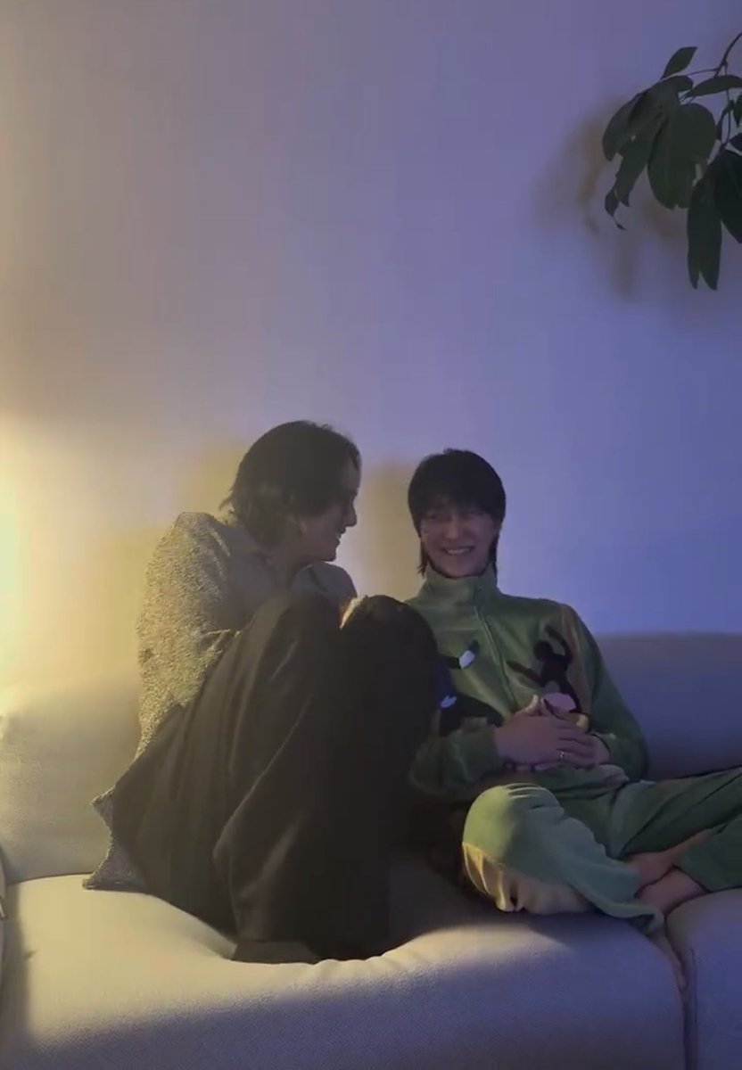 leechanranghae's tweet photo. remembered that svt has a choice of living on their own houses but still chooses to live together at their own will

now cry with me https://t.co/fnpWUoQXcX