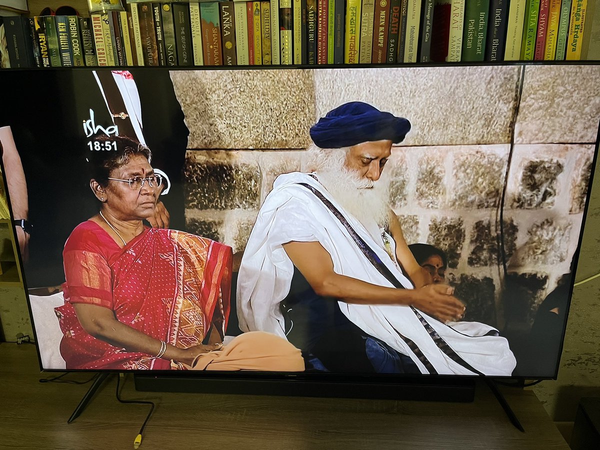 Puncha Bhuta Kriya in Dhyanalingam with @SadhguruJV and @rashtrapatibhvn ! 

#ShivaShivaAllNight #mahashivarathri #mahashivarathri