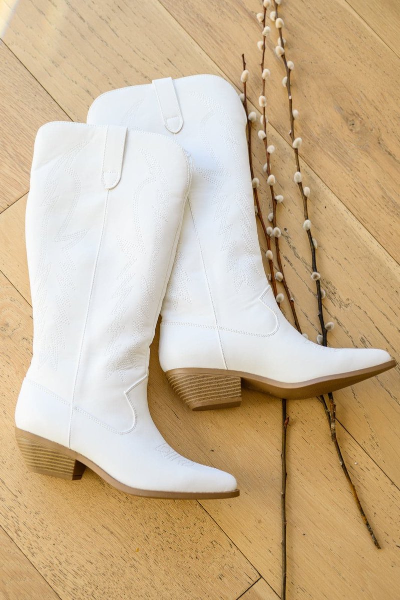 fidgeyray's tweet photo. the SHANIAS are back 🤠

shop here: https://t.co/XSWapLNbuZ

#whiteboots #cowgirlboots #cowboyboots #whitecowgirlboots #shania #shopblackpowder #blackpowderboutique https://t.co/54xQIDEaXd