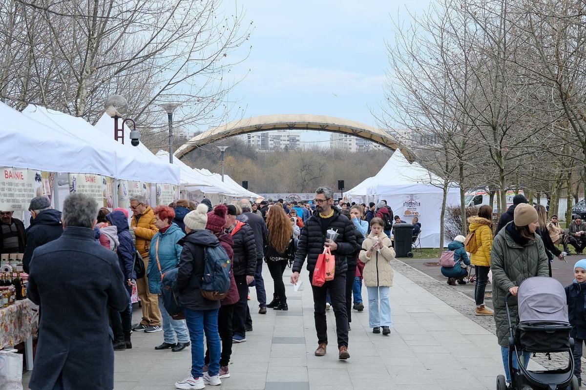 Lumina_Schools's tweet photo. Vă e poftă de cel mai bun kebab din București? Vă așteptăm astăzi și mâine în Parcul Titan din București cu cele mai bune și proaspete produse turcesti. Banii strânși vor fi donați sinistraților din Turcia, grav afectați de cutremur. Împreună pentru Turcia. #impreunapentruturcia https://t.co/aOfTETrIiU