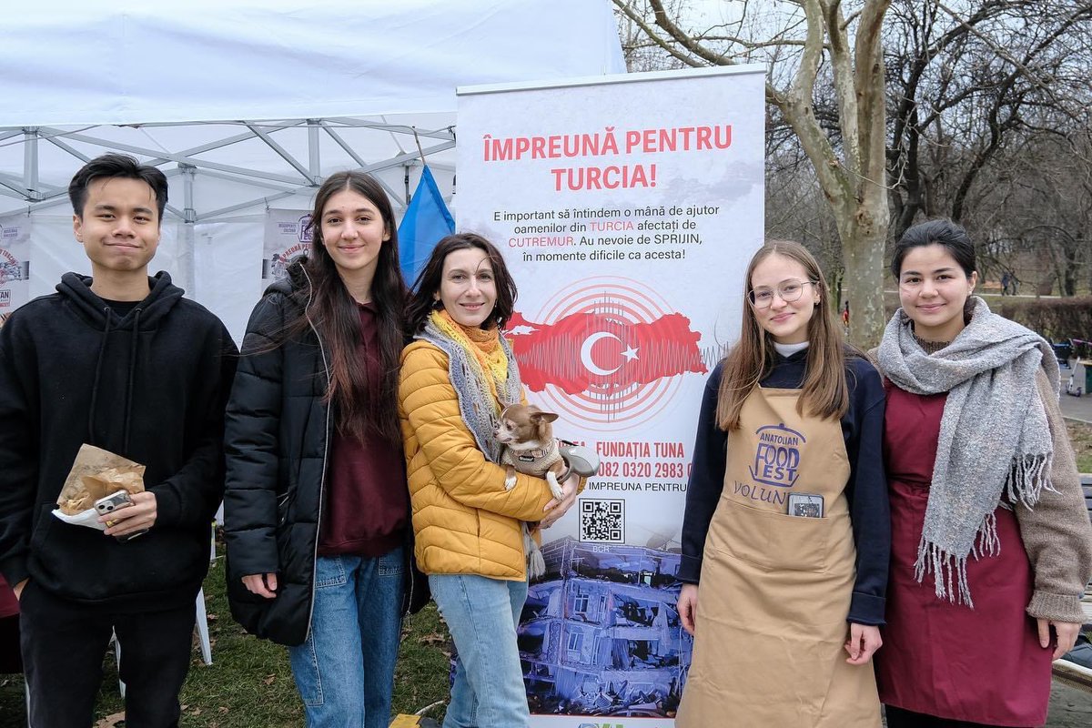 Lumina_Schools's tweet photo. Vă e poftă de cel mai bun kebab din București? Vă așteptăm astăzi și mâine în Parcul Titan din București cu cele mai bune și proaspete produse turcesti. Banii strânși vor fi donați sinistraților din Turcia, grav afectați de cutremur. Împreună pentru Turcia. #impreunapentruturcia https://t.co/aOfTETrIiU