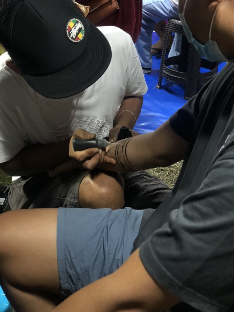 jomsxxx_'s tweet photo. inked/dinner. 🙂
#hennatattoo #samgy https://t.co/UfbtLfQZ8q