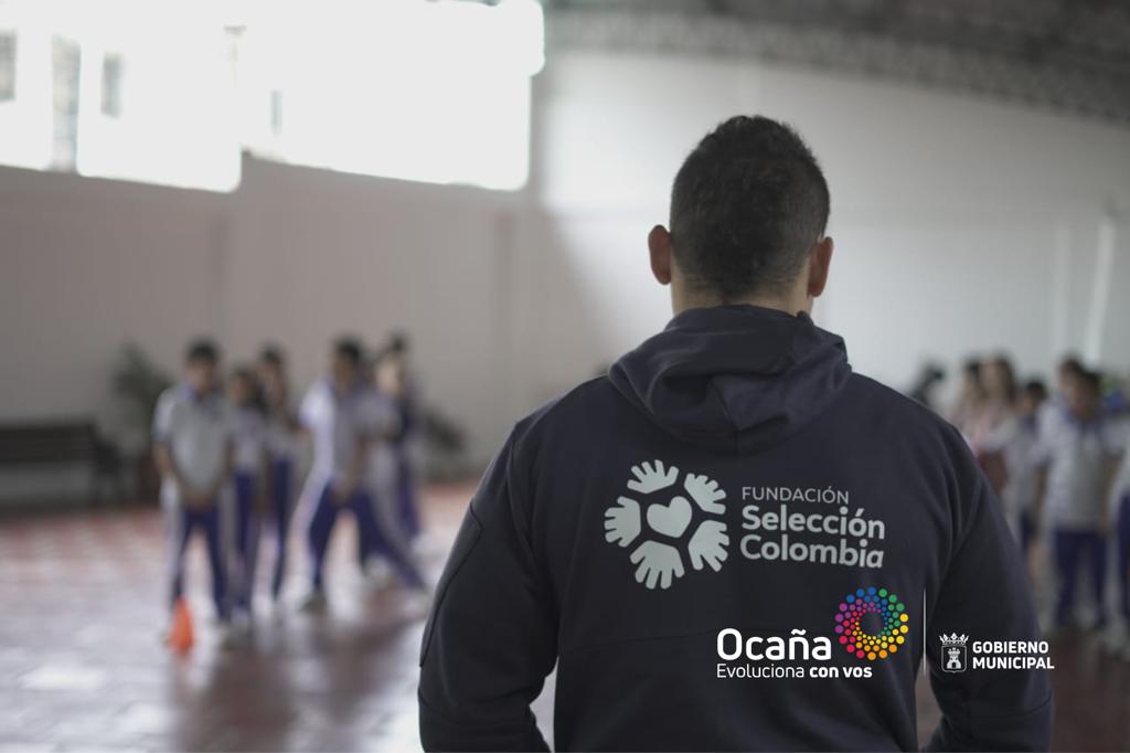alcaldiaocana's tweet photo. ¡Seguimos impulsando el deporte en niños y jóvenes!
A través de la oficina de Gestoría Social articulados con @FundFalcao y @FSC_COL, entregamos una importante dotación con indumentaria e implementos a los formadores del Programa “Generación Z” para sus entrenamientos. https://t.co/lqPzFlGKXN