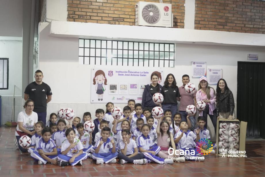 alcaldiaocana's tweet photo. ¡Seguimos impulsando el deporte en niños y jóvenes!
A través de la oficina de Gestoría Social articulados con @FundFalcao y @FSC_COL, entregamos una importante dotación con indumentaria e implementos a los formadores del Programa “Generación Z” para sus entrenamientos. https://t.co/lqPzFlGKXN