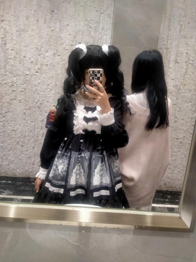 oggfoxG's tweet photo. 原谅我表情有点严肃，只是因为在现场我真的摆不出太可爱的表情，就都快笑不出来了，因为现场都是亲戚，所以我这么穿真的很引人注目，基本上都在看我，快给我吓死了，真的 https://t.co/z1VklbTjip
