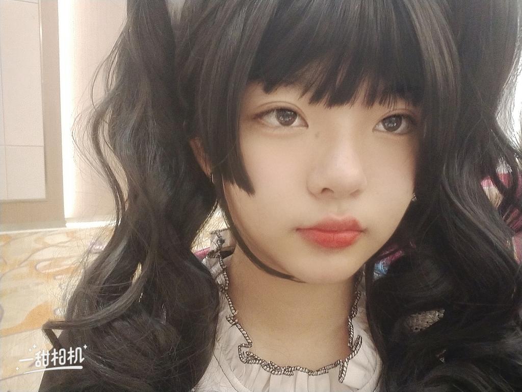 oggfoxG's tweet photo. 原谅我表情有点严肃，只是因为在现场我真的摆不出太可爱的表情，就都快笑不出来了，因为现场都是亲戚，所以我这么穿真的很引人注目，基本上都在看我，快给我吓死了，真的 https://t.co/z1VklbTjip