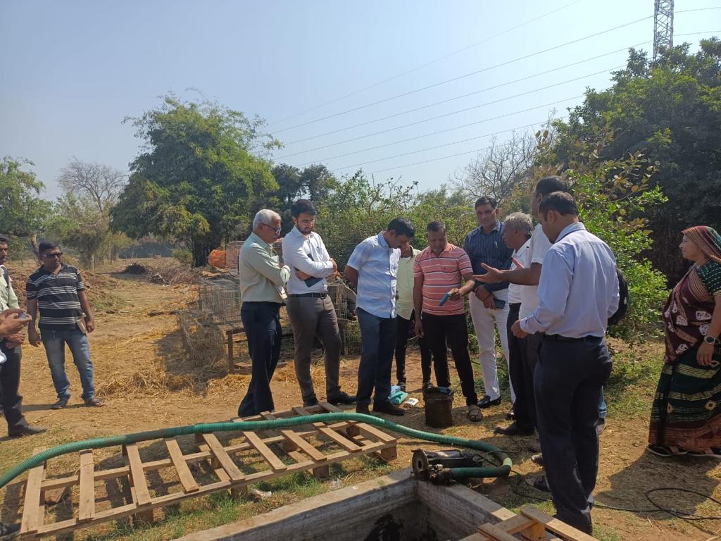 NDDB_Coop's tweet photo. Sh Milind Torawane, Commissioner &amp; Secretary, Rural Development, Gujarat &amp; Sh Akshay Budaniya, Special Commissioner, @swachhbharat Gramin visited Zakariyapura &amp; SuDhan slurry processing centre, Vasna &amp; experienced benefits to farmers &amp; climate from NDDB’s Manure Management Model https://t.co/7KLHdd62kl