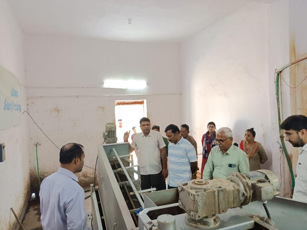 NDDB_Coop's tweet photo. Sh Milind Torawane, Commissioner &amp; Secretary, Rural Development, Gujarat &amp; Sh Akshay Budaniya, Special Commissioner, @swachhbharat Gramin visited Zakariyapura &amp; SuDhan slurry processing centre, Vasna &amp; experienced benefits to farmers &amp; climate from NDDB’s Manure Management Model https://t.co/7KLHdd62kl