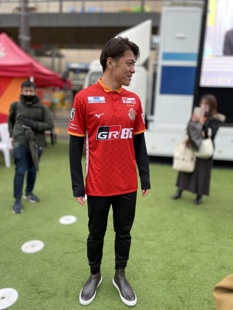 nakazynakazy's tweet photo. 名古屋グランパスのパブリックビューイング
ゲストの田中隼磨さん
グランパスのユニフォームを自分で買ったとのこと😳
背番号は当時の32でネームがHAYUMA
このまま試合に出てほしいなぁ
YO!YO!YOSUKEさんのユニはクラブが用意したそう😆
#田中隼磨
#名古屋グランパス
#ユニフォーム
#背番号32
#HAYUMA https://t.co/vEB2GBRfQb