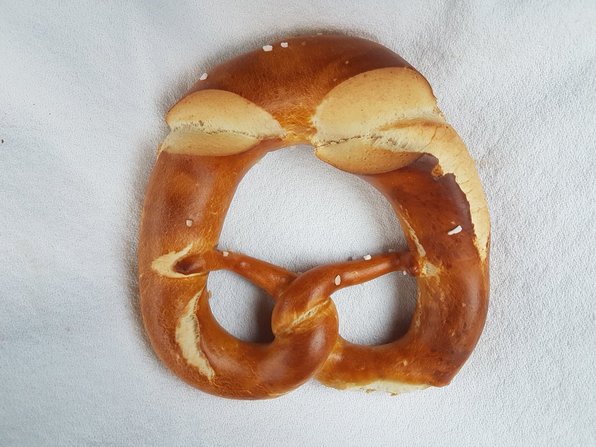 hf_h13's tweet photo. ALaRm, kulturelle Aneignung nicht nur in Heilbronn, sondern auch bei einem Stuttgarter Bäcker!11!! #Yellowfacing #brezel #Stuttgart https://t.co/m8KPEz0mPY
