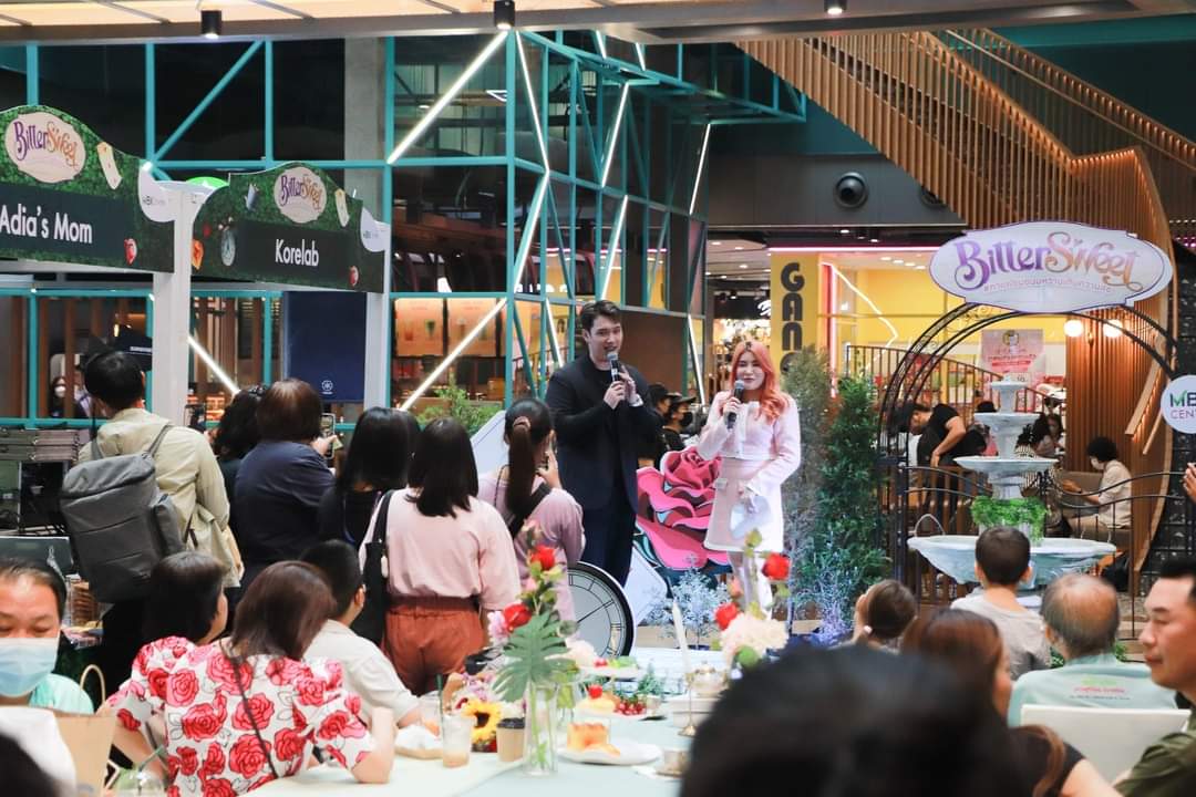 kangsom_pantip's tweet photo. 🧡 ทั้ง Fin ทั้ง Fun กับมินิคอนเสิร์ตสุดฟินจาก #แกงส้ม ธนทัต ที่มาร้องเพลงให้แฟนคลับได้ฟังกันอย่างใกล้ชิด​ ในงาน #BitterSweet #กาแฟขมขนมหวานเติมความสุข
[1/5]

FB: MBK Center

https://t.co/AnvZCo1sZR

#KANGSOMKS #MBKCENTER #MBKBitterSweet #KORELAB #KS18022023 https://t.co/GCvzNarh5W