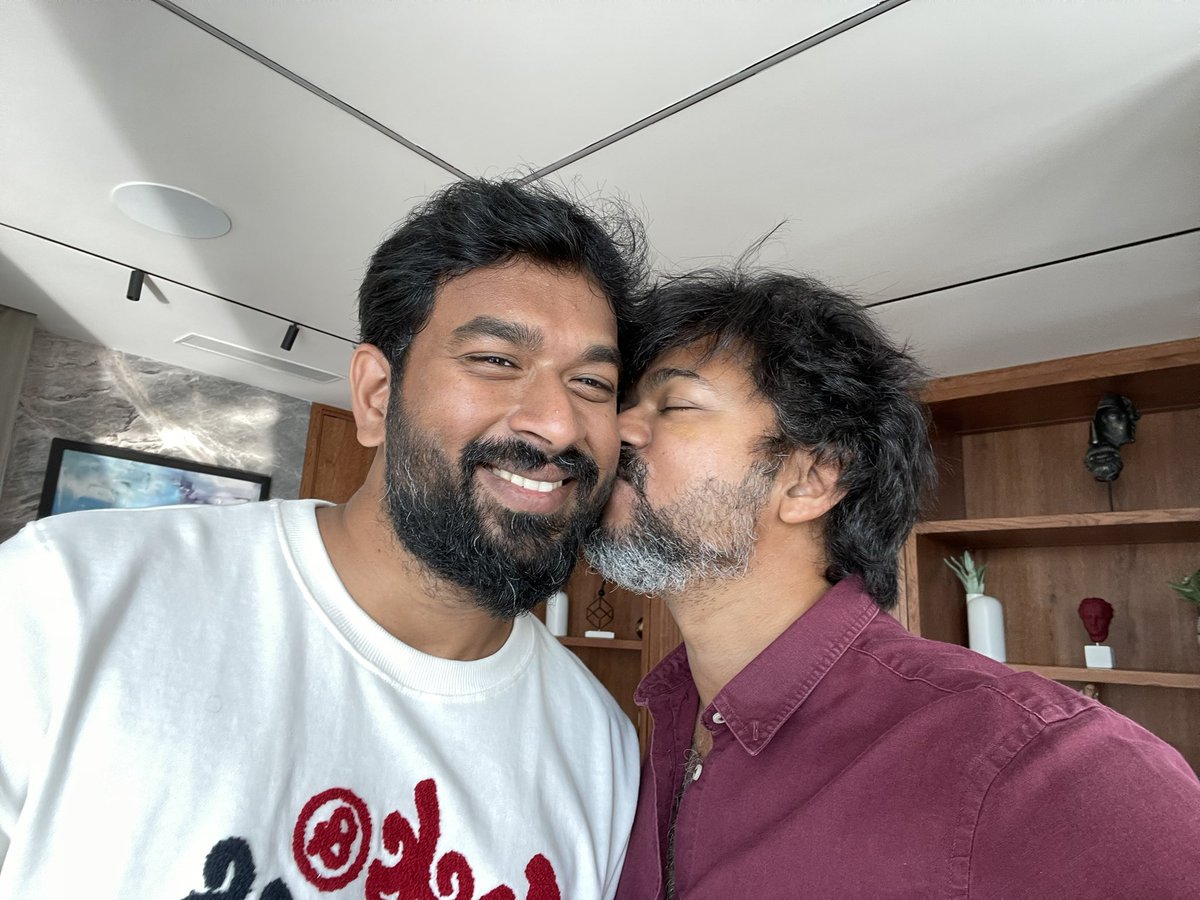 BTP_Offl's tweet photo. Latest click of our Thalapathy Vijay with Lyricist Vivek ❤️ ( Pic Of The Day )

#Leo #BloodySweet @actorvijay #Varisu @Lyricist_Vivek https://t.co/EnMtZHZ2x9