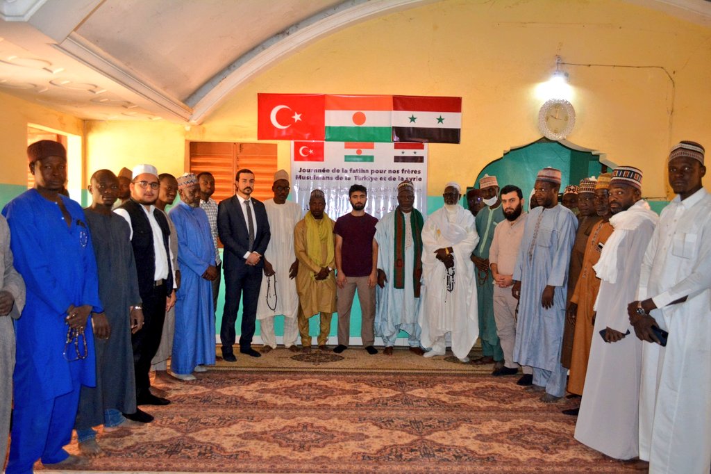 l'ONG #SADEN_NIGER a organisé une séance de lecture du saint Coran suivie d'une fatiha hier vendredi à la mosquée Issaka Guingarey pour le repos des âmes de ceux qui ont perdus la vie lors du tremblement de terre en #Turkey🇹🇷 et en Syrie 🇸🇾 .