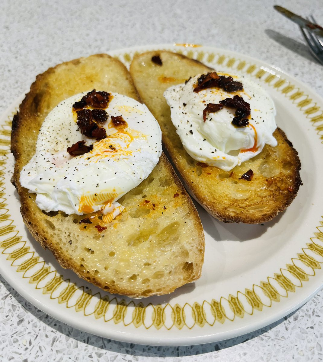 Partick_Monkey's tweet image. Chilli poachies on sourdough lunch #RateMyPlate