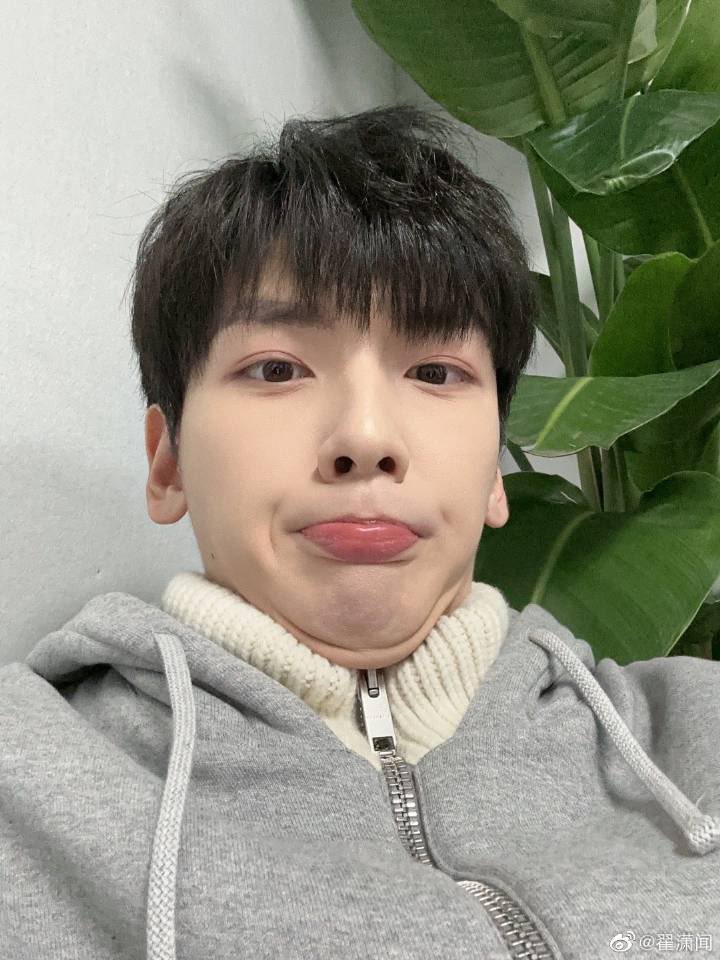 zhaixiaowen_tw's tweet photo. 230218【翟瀟聞微博更新】
-
每个人都有自己的双下巴
-
#翟瀟聞 #翟潇闻 #zhaixiaowen #小企鵝 #小企鹅 #翟瀟聞人間快樂按鈕 #紀梵希 #givenchy #翟瀟聞台灣首站 #zxw https://t.co/ELDoqYAsvS