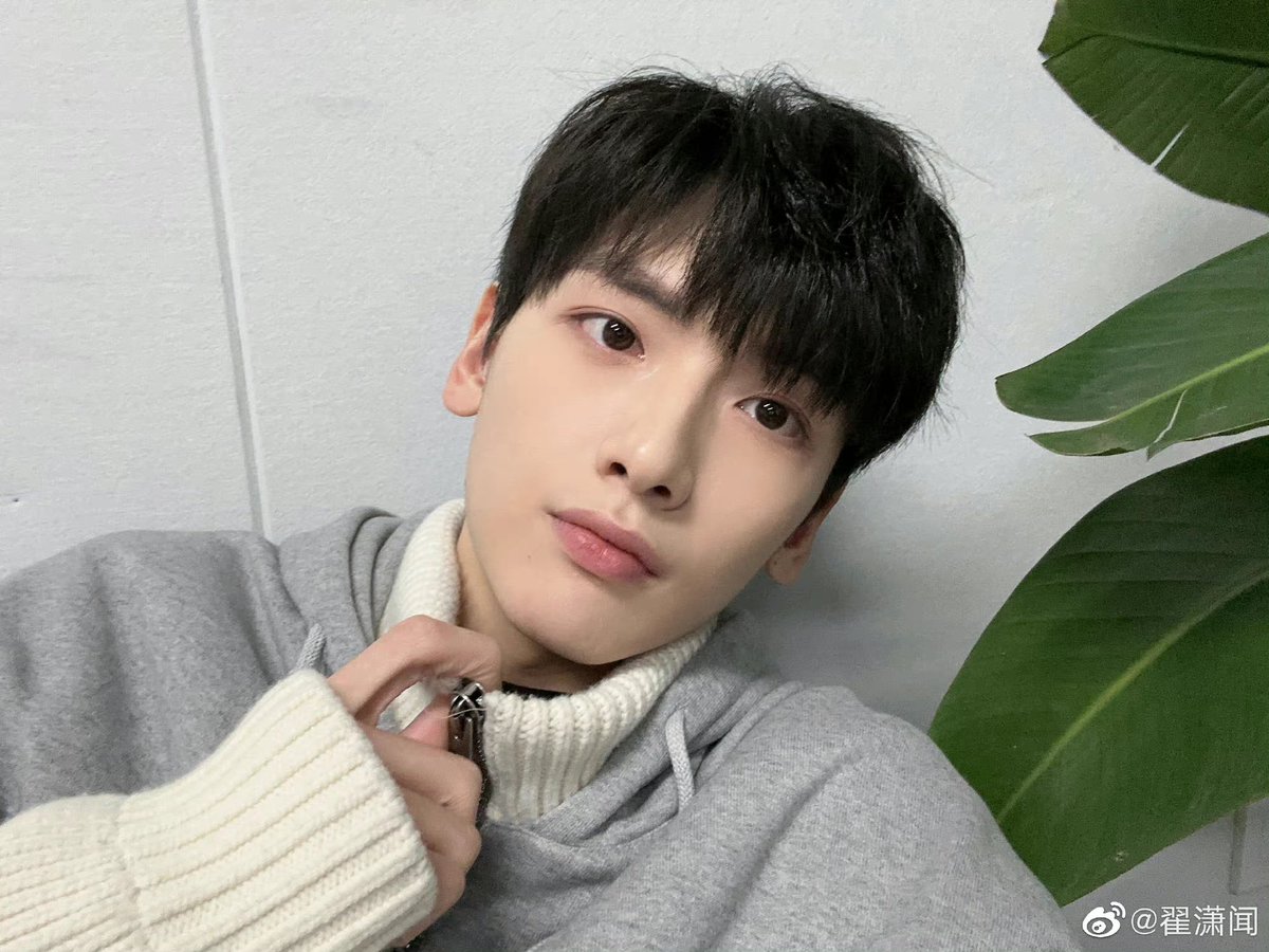 zhaixiaowen_tw's tweet photo. 230218【翟瀟聞微博更新】
-
每个人都有自己的双下巴
-
#翟瀟聞 #翟潇闻 #zhaixiaowen #小企鵝 #小企鹅 #翟瀟聞人間快樂按鈕 #紀梵希 #givenchy #翟瀟聞台灣首站 #zxw https://t.co/ELDoqYAsvS