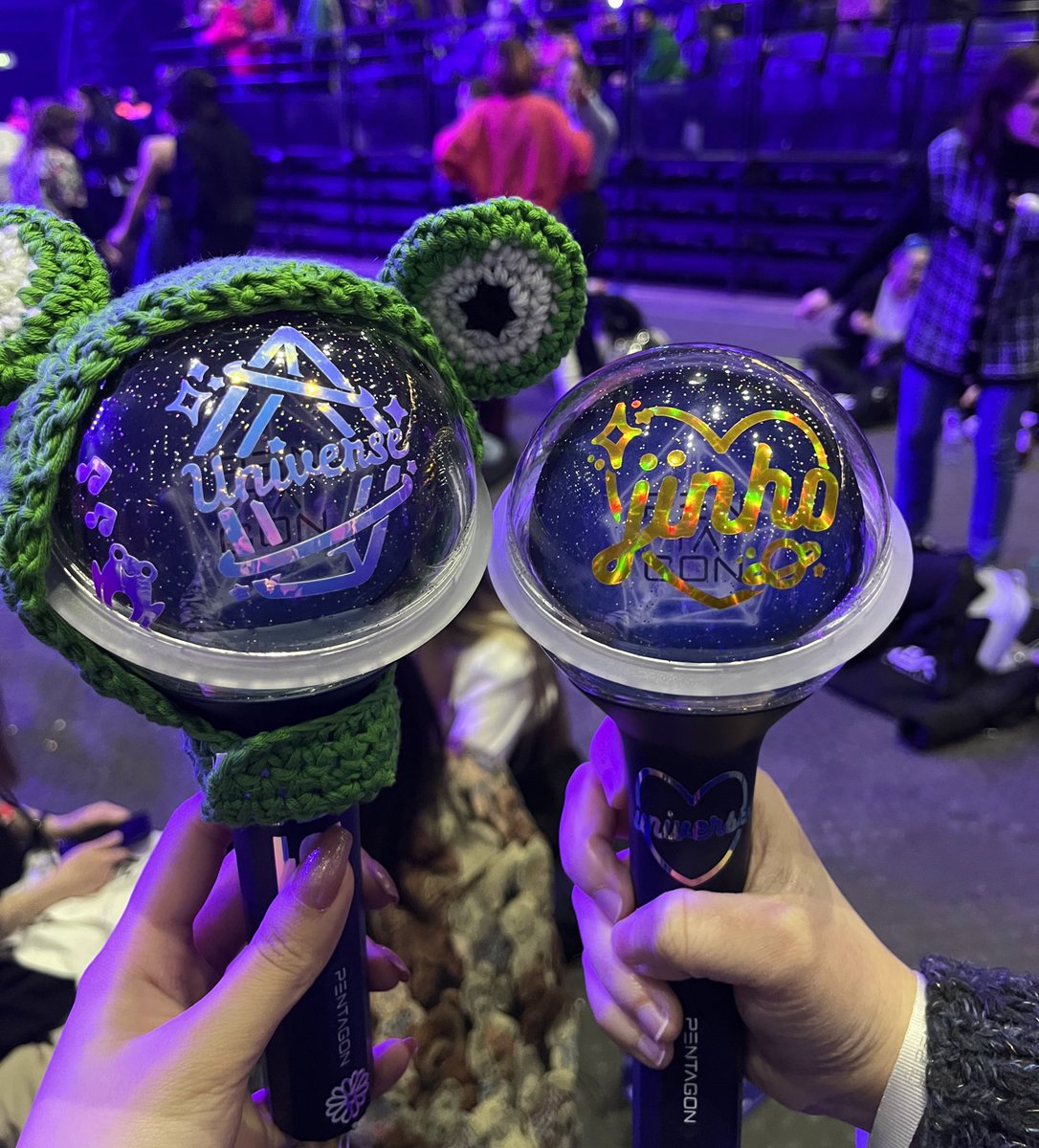 lovesjinho's tweet image. just two jinho stans with no jinho hahahhah #pentagon #펜타곤 #MIK