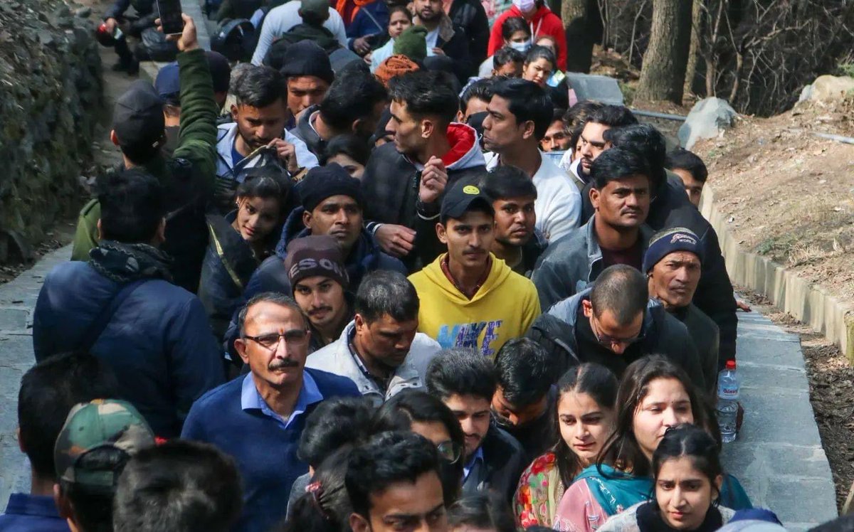 SrinagarPolice's tweet photo. All ranks of Srinagar Police wish everyone a happy &amp; peaceful Shivratri. The festival was celebrated in many temples including Shankaracharya temple where 5273 devotees paid obeisance till 6 PM. Elaborate Crowd control &amp; traffic arrangements were in place. https://t.co/plE86ioWfr