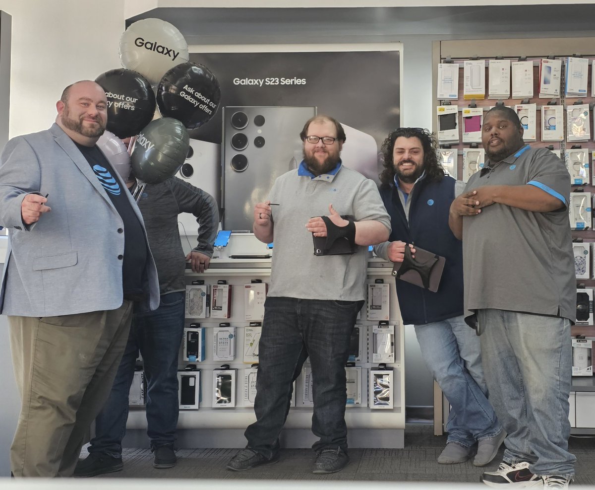 Team Logansport ready to go for launch weekend! Using that S23 Stylus to take a group shot! #ERGalaxyS23 #shyemployee <a href="/GreaterLakesMkt/">Greater Lakes Market 🌊</a> @theeastregion @BrianWest_GLM <a href="/TheoAlexander11/">Theo Alexander</a>