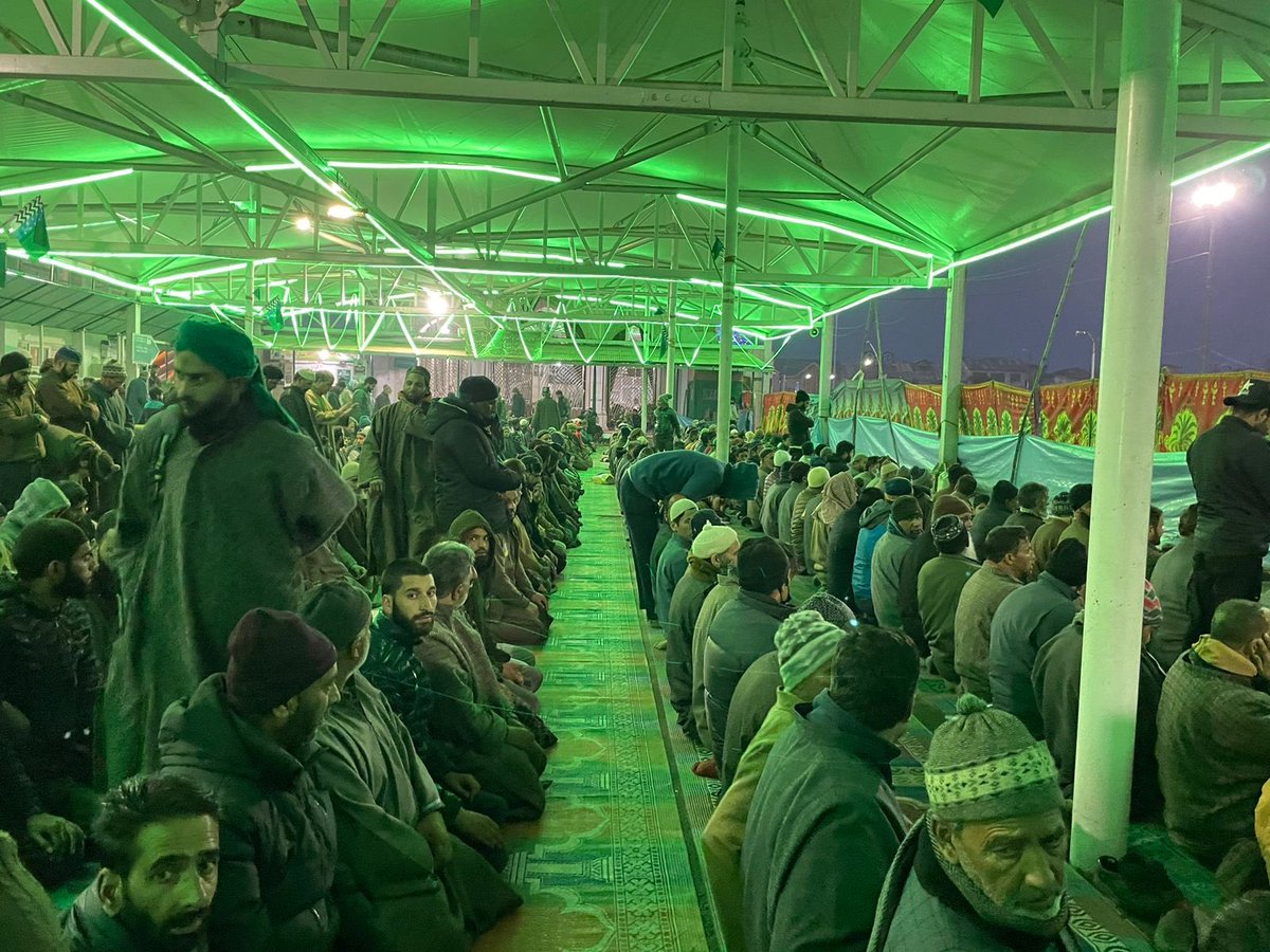 SrinagarPolice's tweet photo. All ranks of Srinagar Police wish everyone a very happy &amp; Peaceful Shab-e-Meraj. District police has kept help desks &amp; refreshment stalls in major shrines including at Hazratbal Dargah. Exhaustive Crowd control &amp; traffic arrangements are in place. https://t.co/rkxeNLzUCd